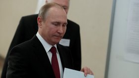 Ruský prezident Vladimir Putin odevzdává svůj hlas.