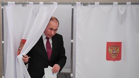 Ruský prezident Vladimir Putin odevzdává svůj hlas.