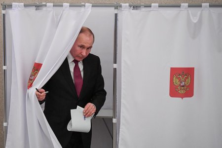 Ruský prezident Vladimir Putin odevzdává svůj hlas