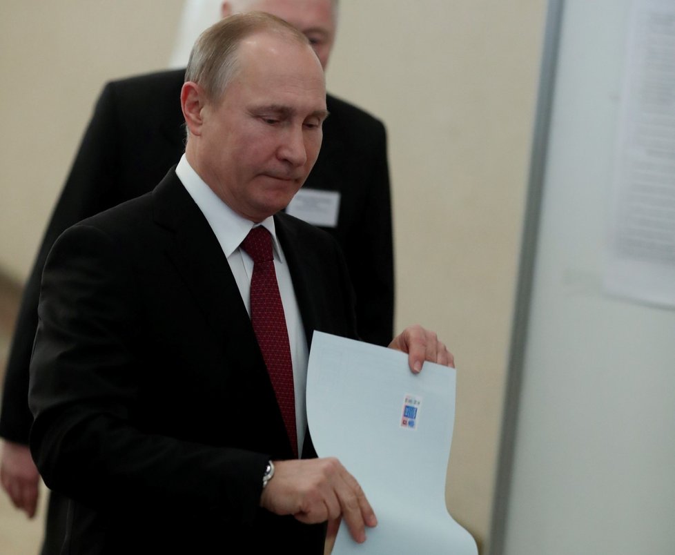 Ruský prezident Vladimir Putin odevzdává svůj hlas