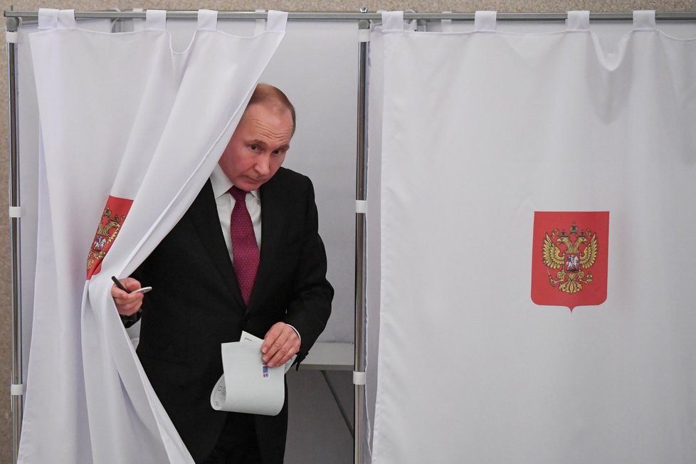 Ruský prezident Vladimir Putin odevzdává svůj hlas