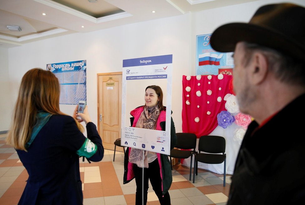 Ruská studentka se fotí ve volební místnosti v Elektrogorsku