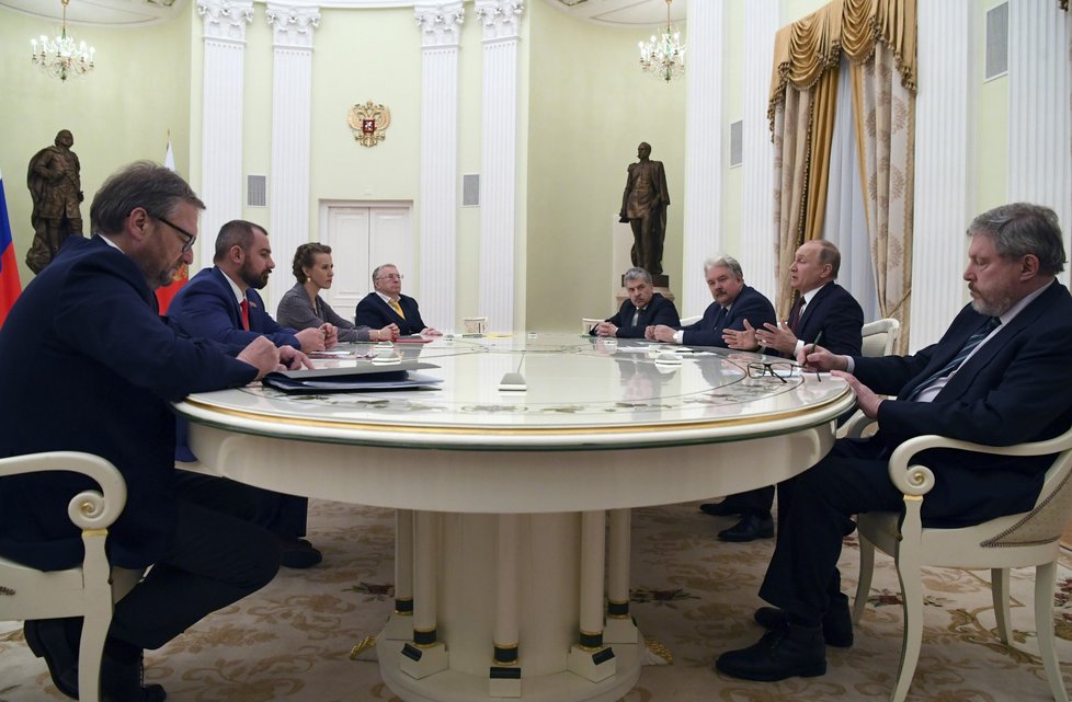 Putin se v Kremlu setkal se sedmi svými soupeři, které v neděli ve volbách porazil.