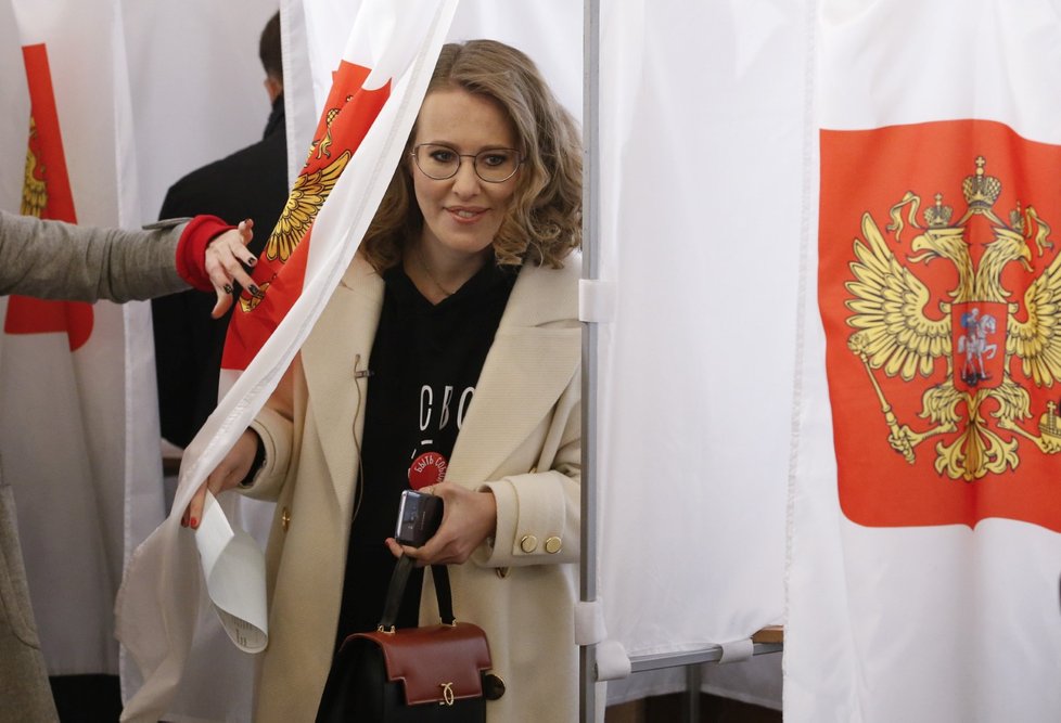 Prezidentská kandidátka Xenija Sobčaková ve volební místnosti