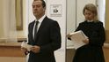 Ruské volby: Premiéra Medveděva do volební místnosti doprovodila manželka Světlana