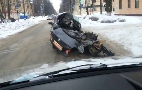 Šokující video: Řidič sešrotovaného auta jede dál i s mrtvým kamarádem