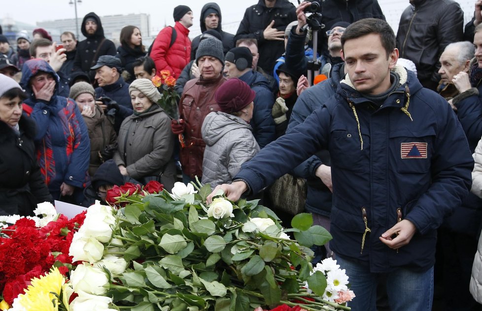 Lidé uctívají Němcovovu památku