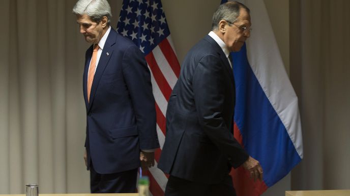 Rusko by rádo o všem jednalo jen s USA: ruský ministr zahraničí Sergej Lavrov a jeho americký protějšek John Kerry ve Švýcarsku