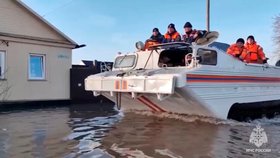 Protržená hráz na řece Ural způsobila záplavy v Orsku a okolí.
