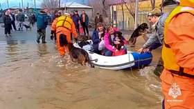 Protržená hráz na řece Ural způsobila záplavy v Orsku a okolí.