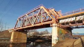 Čtrnáctiletý chlapec z Ruska chtěl vylézt na železniční most. Po zásahu elektrickým proudem z něho spadl a zemřel.
