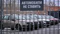 Ruský automobilový průmysl trpí nedostatkem součástek z dovozu.