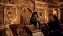 Pozlacený ikonostas jeskynního kostela Zesnutí přesvaté Bohorodice se zázračnou ikonou Matky Boží Eleusy. Hlavní kostel Pskovsko-pečerského kláštera kdysi vykopal v zemi zakladatel kláštera svatý Jonáš Pečerský v blízkosti vchodu do „Bohem stvořených jeskyní“ (více viz popisek dole). Vysvěcení svatostánku se konalo 28. srpna roku 1473 na svátek Zesnutí přesvaté Bohorodice. Tento den je teď považován za oficiální datum založení Pskovsko-pečerského kláštera.