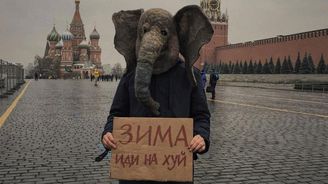 Muž se sloní hlavou vás provede nejsmutnějšími místy Ruska. A napíše o tom na Instagram