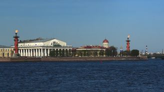 Ochránci moře: Dva monumentální sloupy sloužící i jako majáky zdobí Vasiljevský ostrov v Petrohradu