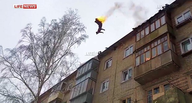 Šílený idiot z Ruska se zapálí a skočí z pětipatrového baráku