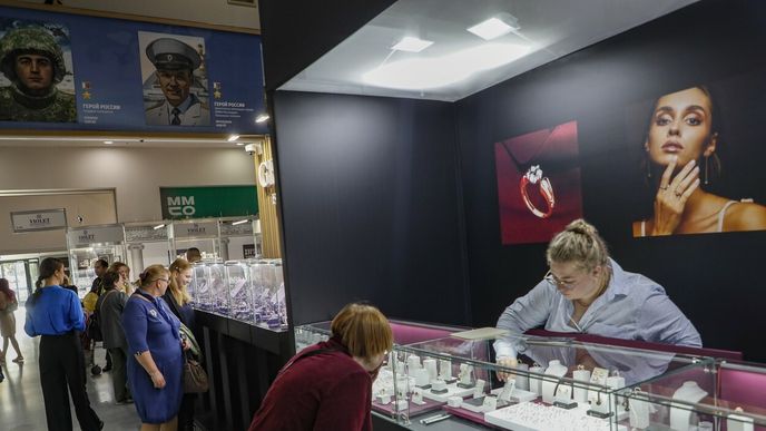 Ruské diamanty jsou přímo spojené s financováním války na Ukrajině. Letošní výstava klenotů Junwex v Moskvě
