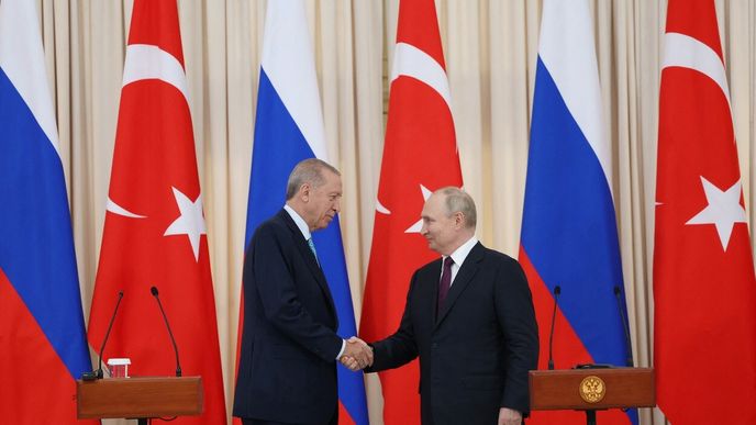 Západ znepokojuje objem citlivého zboží, které se přes Turecko dostává do Ruska. (Na fotografii turecký prezident Recep Tayyip Erdogan se svým ruským protějškem Vladimirem Putinem letos v září)