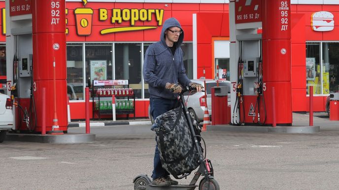 Rusko začíná stále častěji pociťovat ukrajinské útoky, a to i u čerpacích stanic. Rusko začíná stále častěji pociťovat ukrajinské útoky, a to i u čerpacích stanic.