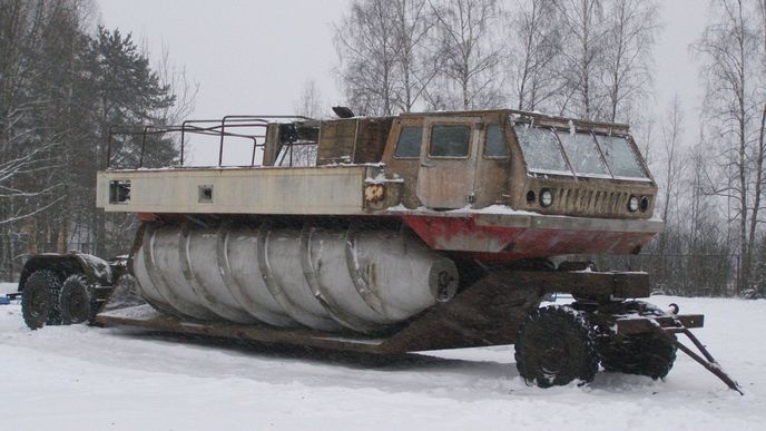 Sněhoblátochod, správně ZIL-29061, projede všechno. Válce ve tvaru šroubovice umožňovaly neuvěřitelnou průchodnost blátem, terénem, sněhem a dokonce vodou. To se na Sibiři hodí, zvláště když nevíte, kam přistane návratový modul posádky Sojuzu