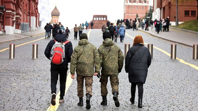 Stovky tisíc ruských mužů skončily kvůli mobilizaci v armádě a chybějí na trhu práce.