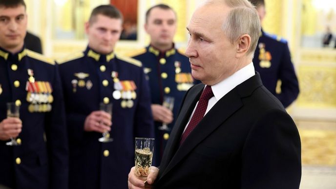 Řada západních firem přestala po invazi na Ukrajinu alkohol do Ruska dodávat, země si však našla cesty, jak ho získat. (Na snímku ruský prezident Vladimir Putin).