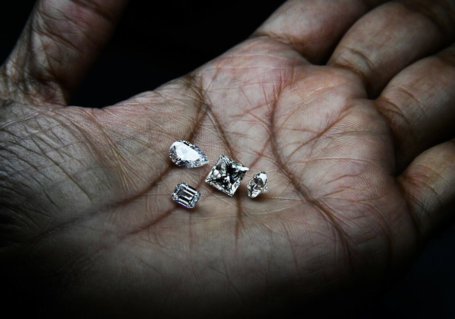 Kontrola kvality diamantů v Rusku, kameny odtud se částečně nadále dostávají na Západ.