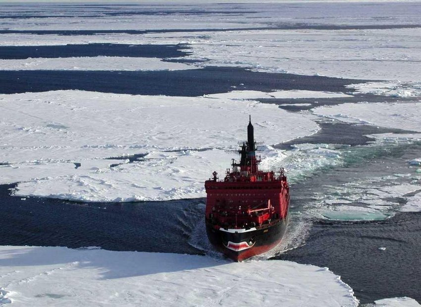 Ruský atomový ledoborec Jamal při plavbě Severním ledovým oceánem