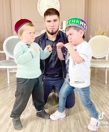 Hasbulla Masomedov je známým ruským MMA zápasníkem, který dobyl svět internetu. Asi to bude tím, že má kolem jednoho metru a 16 kilo.