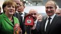 Putin dal Angele Merkelové matrjošku, ona mu darovala kukačky.
