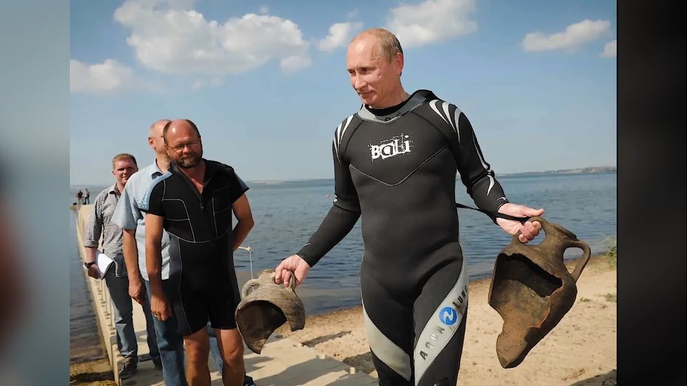 Na co archeology? Putin se potopí a hned vyloví historický artefakt.