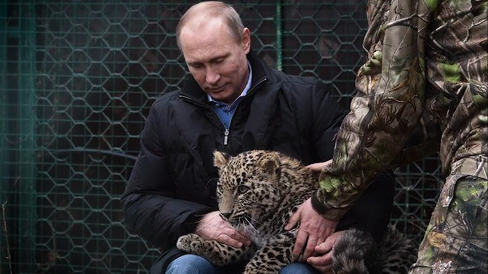 Vladimir Putin se rád fotí se zvířaty. Jako Hitler.