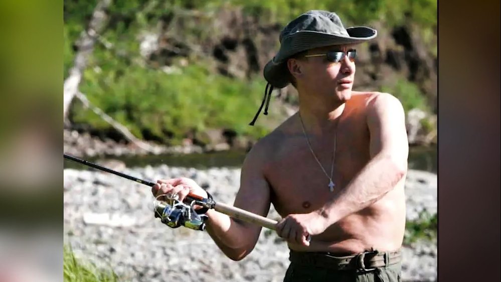 Putin rybaří zásadně nahoře bez.