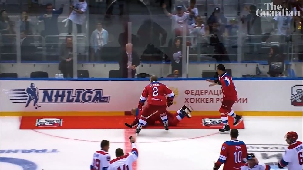 Vladimir Putin si zahrál hokej s profíky. A když si nevšiml koberce, rozplácl se na zemi.