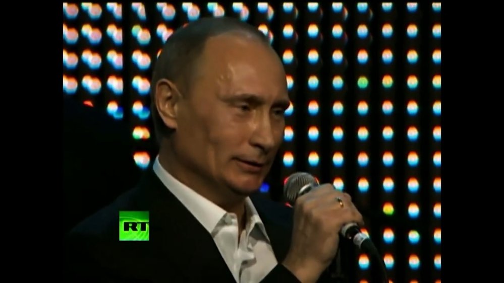 Vladimir Putin zazpíval před hollywoodskými hvězdami.