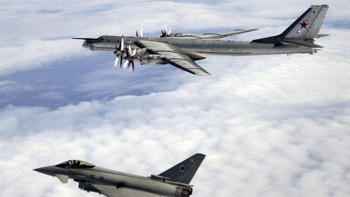 Ruský bombardér Il-95 sledován britskou stíhačkou Eurofighter Typhoon