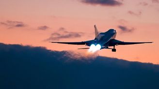Rusko rozšiřuje vojenské manévry, na Krym zamíří jaderné bombardéry Rusko rozšiřuje vojenské manévry, na Krym zamíří jaderné bombardéry