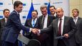 Ruský ministr energetiky Alexandr Novák (vlevo) si podává ruku s ukrajinským protějškem Jurijem Prodanem (vpravo) za přítomnosti evropského komisaře pro energetiku Günthera Oettingera