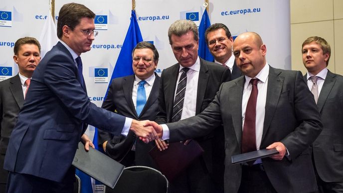 Ruský ministr energetiky Alexandr Novak (vlevo) si podává ruku s ukrajinským protějškem Jurijem Prodanem (vpravo) za přítomnosti již dosluhujícího evropského komisaře pro energetiku Günthera Oettingera