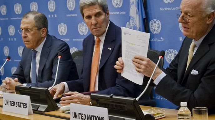Ruský ministr zahraničí Sergej Lavrov, americký ministr zahraničí John Kerry a zvláštní vyslanec OSN pro Sýrii Staffan de Mistura