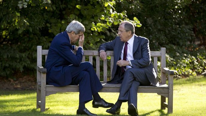 Ruský ministr zahraničí Sergej Lavrov (vpravo) se svým americkým protějškem Johnem Kerrym