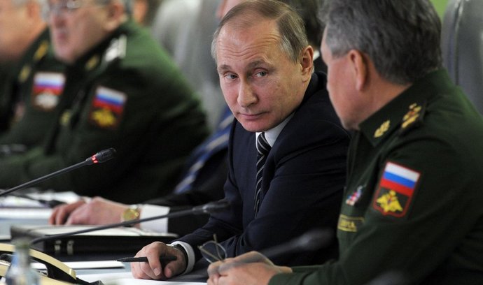 Ruský prezident Vladimír Putin a ministr obrany Sergej Šojgu