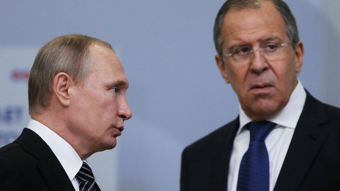 Ruský prezident Vladimir Putin a ministr zahraničí Sergej Lavrov