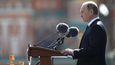 Ruský prezident Vladimir Putin při zahájení vojenské přehlídky na Rudém náměstí