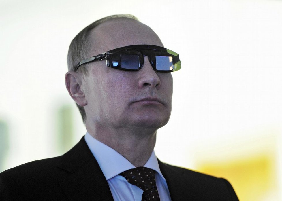 Ruský prezident Vladimir Putin se speciálními brýlemi ve výzkumném centru na univerzitě v Petrohradě