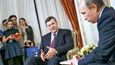 Ruský prezident Vladimir Putin (vpravo) přesvědčujeukrajinského kolegu Viktora Janukovyče, že vstup do celní unie přinese jeho zemi více než deset miliard dolarů ročně