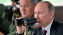 Ruský prezident Vladimir Putin (za ním ministr obrany Sergej Šojgu) nařídil provést náhlou komplexní prověrku bojové pohotovosti vojsk v západním a centrálním Rusku.