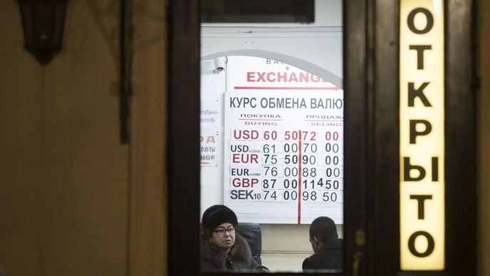 Ruský rubl dál klesá
