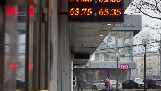 Ruský rubl padá na nová minima, sráží jej ropa a údaje z Číny