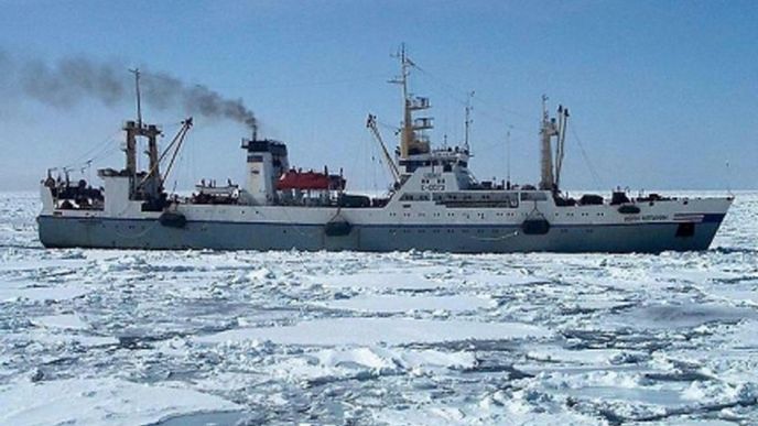 Ruský rybářský trawler Dalnyj Vostok na archivním snímku Ruský rybářský trawler Dalnyj Vostok na archivním snímku